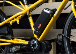 Batterie Lithium placée sur le cadre d'un vélo électrique