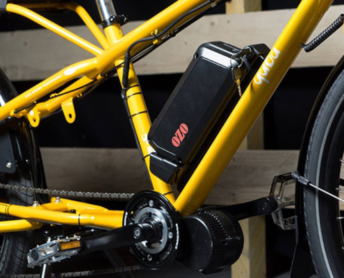 Batterie Lithium placée sur le cadre d'un vélo électrique