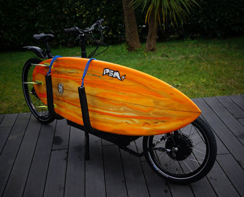 Cargo électrique avec planche de surf