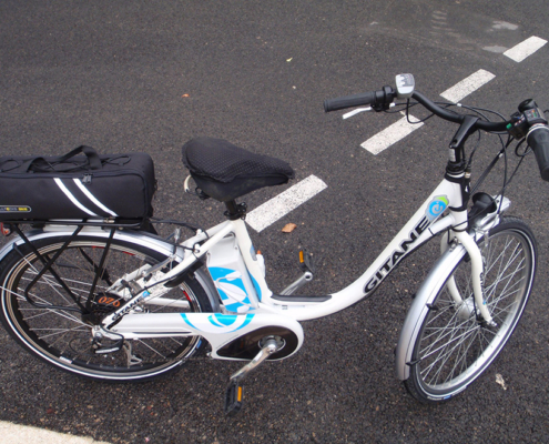 Vélo ville GITANE électrique, moteur roue arrière, batterie porte-bagages