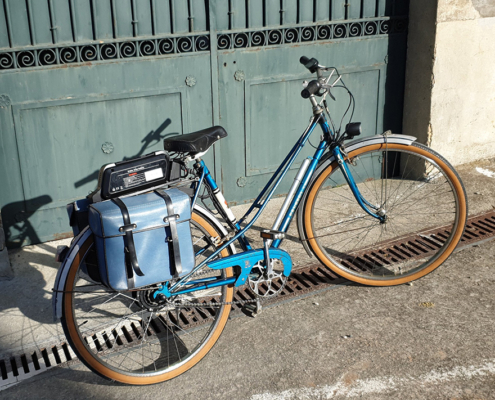 Vélo ville PEUGEOT femme, moteur roue arrière, batterie porte-bagages