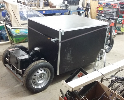 Remorque électrique avec coffre vue de derrière