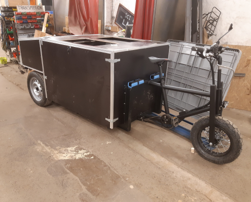 Remorque électrique avec coffre